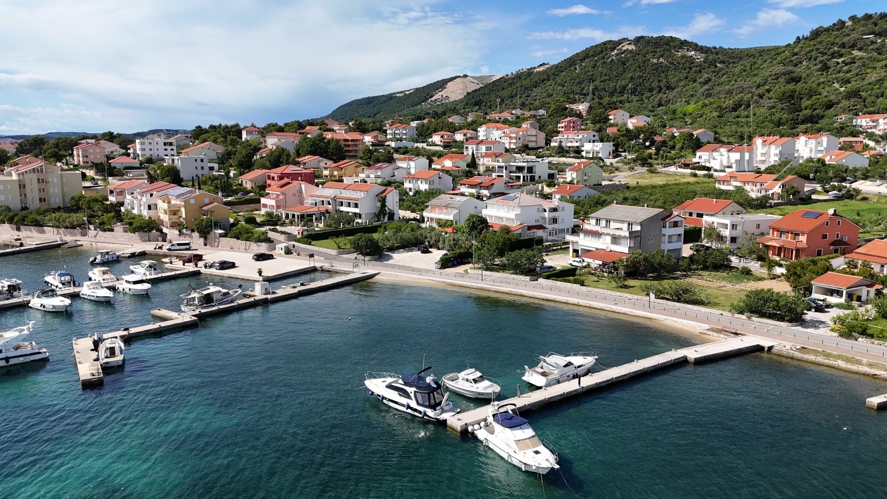 Barbat iz zraka: lučica, šetnica uz more i kuće na obali, s označenom kućom MR. HALL Apartments